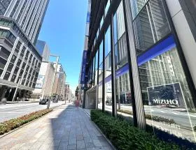 地上に出たら中央通り沿いを直進し（日本橋駅方面）、みずほ銀行を通過する