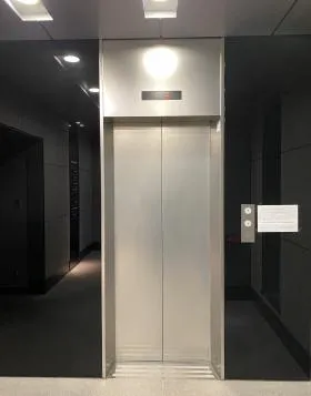 京橋ヨツギビルの外観