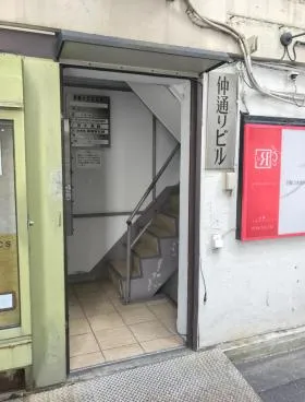 仲通りビルの外観