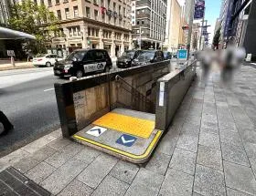 出入口6から地上に出て、中央通り沿いを直進する（日本橋駅方面）