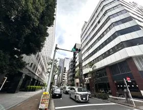 直進すれば当ビル着