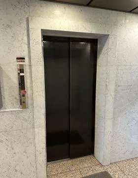 讃金ビルの外観