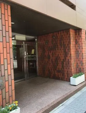 岡常本社ビルの外観