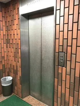 岡常本社ビルの外観