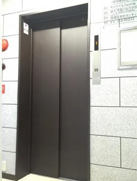 広徳ビルの外観