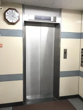 鈴常ビルの外観