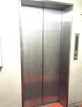 小張ビルの外観