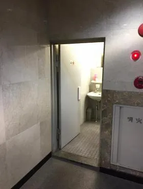 友野本社ビルの外観