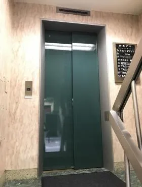 鈴木ビルの外観