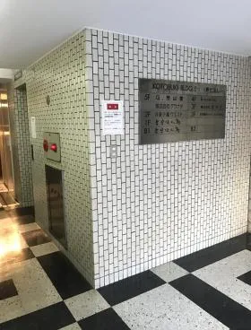 寿ビルの外観