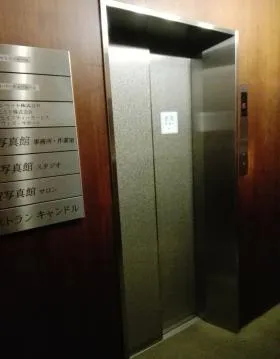 有賀写真館ビルの外観