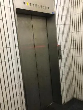 労金新橋ビルの外観