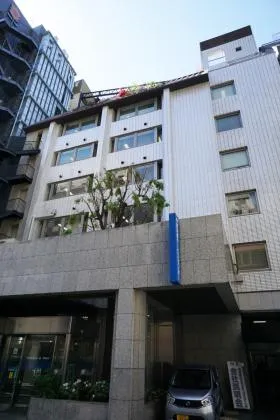 労金新橋ビルの外観