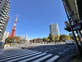 地上に出たら右に曲がり（東京タワーと反対側）、桜田通り沿いを直進すれば当ビル着