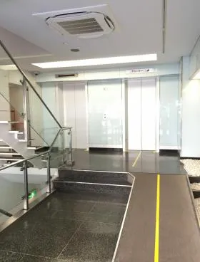 ヤブ原ビルの外観