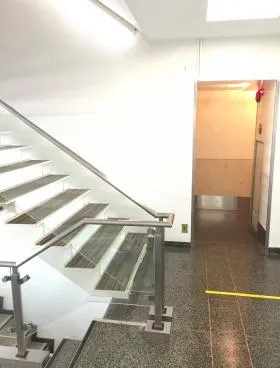 ヤブ原ビルの外観