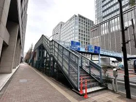 昭和通り沿いを銀座方面に直進し、歩道橋を通過して左に曲がる