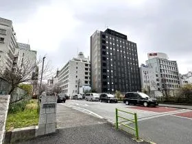 橋（新場橋）を渡り、右に進めば当ビル着
