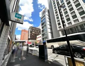 地上に出たら左に進む