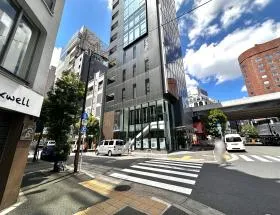 信号のない横断歩道の手前で左に曲がれば当ビル着