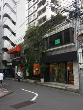 青山五番館ビルの外観