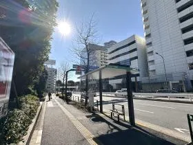 出入口近くのバス停を通過し、直進していけば当ビル着
