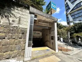 出入口1から地上に出る