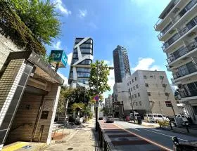 地上に出たら左へ進む