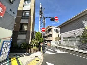 歩道橋の隣にある細い道に入り、少し進めば当ビル着