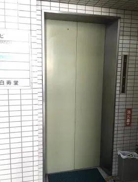 富岳ビルの外観