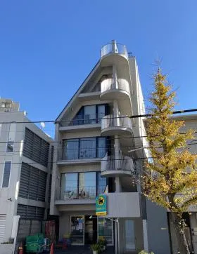 力ンファウスビルの外観