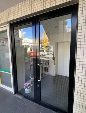力ンファウスビルの外観