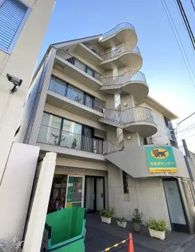 力ンファウスビルの外観