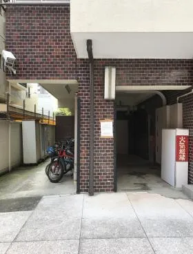 ブルジョン南青山ビルの外観