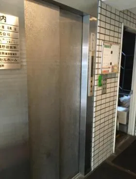 勢関堂ビルの外観