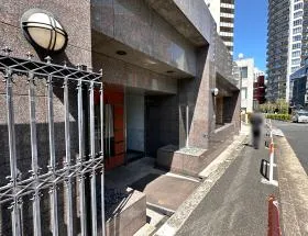 クローバー六本木ビルの外観