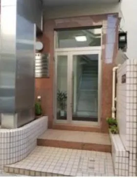安達ビルの外観