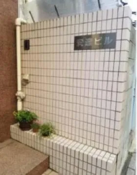 安達ビルの外観