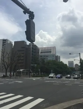 プロヴァンスO・M審美館ビルの外観