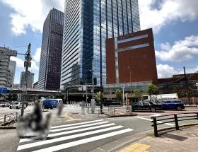 横断歩道で反対側に渡り、右に進めば当ビル着