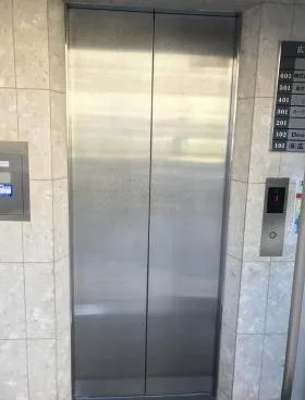 広栄ビルの外観