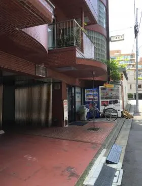 三愛ビル梅館の外観