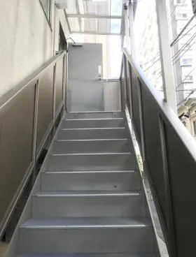 科研ビルの外観
