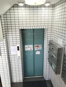泉和ビルの外観