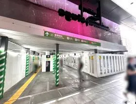 新南改札から出て、渋谷サクラステージ SHIBUYAタワーと直結しているので下まで降りる