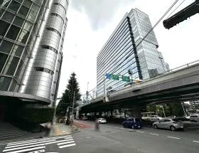 横断歩道を渡り、少し直進すれば当ビル着
