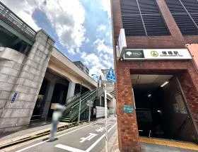 A4出入口から地上に出たら、近くにある階段を上る