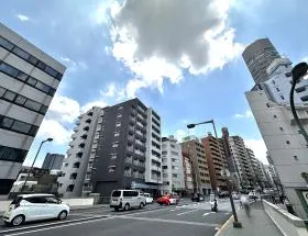 階段を上り、外苑東通り沿いを直進する（四谷三丁目駅方面）