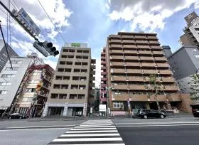 横断歩道で反対側に渡り右に進む