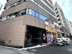 寿司店（柿家すし）が入っているビルの手前で左の細い道に入れば当ビル着